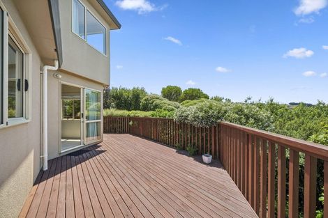 Photo of property in 9 Bennett Grove, Newlands, Wellington, 6037