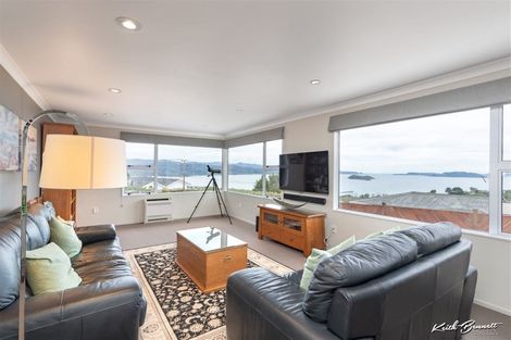 Photo of property in 8 Te Whiti Grove, Korokoro, Lower Hutt, 5012