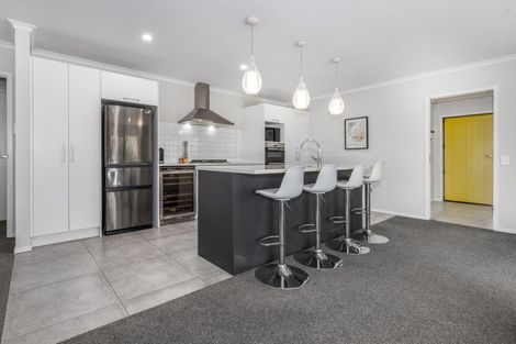 Photo of property in 2 Roundhouse Close, Whitby, Porirua, 5024