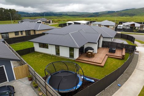 Photo of property in 2 Corsica Court, Fitzherbert, Palmerston North, 4410