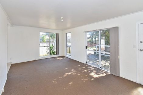 Photo of property in 31 Becker Drive, Weymouth, Auckland, 2103
