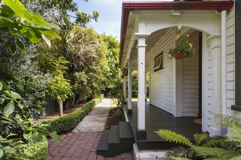 Photo of property in 4 Napier Road, Terrace End, Palmerston North, 4410