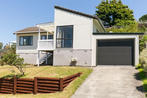 Photo of property in 11 Fernhaven Grove, Newlands, Wellington, 6037