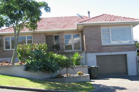 Photo of property in 2/29 Churchill Road, Murrays Bay, Auckland, 0630