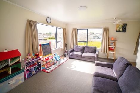 Photo of property in 2/73 Etherton Drive, Weymouth, Auckland, 2103