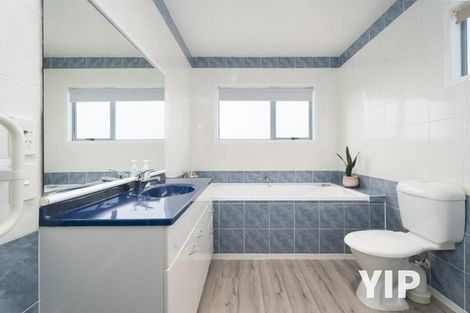 Photo of property in 3 Forbes Lane, Newlands, Wellington, 6037