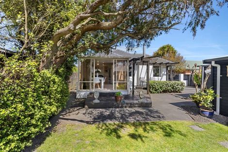 Photo of property in 77 Farquhars Road, Redwood, Christchurch, 8051