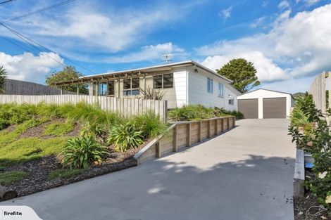 Photo of property in 13 Karoro Road, One Tree Point, 0118