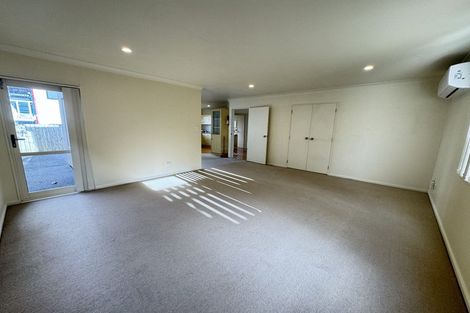 Photo of property in 4 Highgrove Lane, Totara Vale, Auckland, 0632
