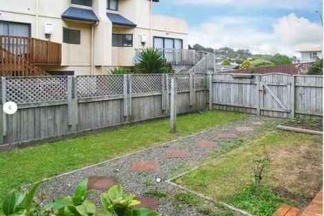 Photo of property in 2 Stella Grove, Newlands, Wellington, 6037