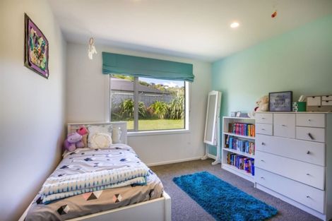 Photo of property in 17 Resolution Drive, Whitby, Porirua, 5024