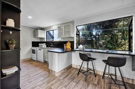 Photo of property in 11 Finer Place, Hawera, 4610