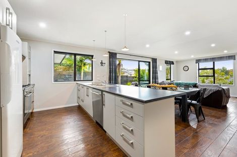 Photo of property in 4 Bloomfield Rise, Stanmore Bay, Whangaparaoa, 0932