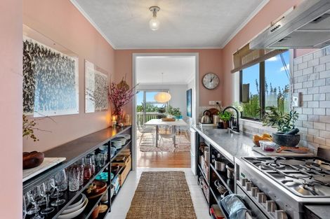 Photo of property in 27 Domain Crescent, Muriwai, Waimauku, 0881