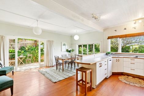 Photo of property in 102 Nevay Road, Karaka Bays, Wellington, 6022