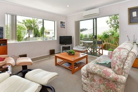 Photo of property in 4b Greta Place, Stanmore Bay, Whangaparaoa, 0932