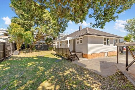 Photo of property in 24 Mackenzie Street, Te Atatu South, Auckland, 0610