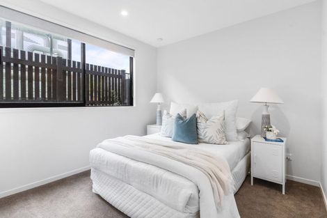 Photo of property in 2/8 Chivalry Road, Glenfield, Auckland, 0629