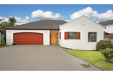 Photo of property in 2/7 Ribbonwood Crescent, Goodwood Heights, Auckland, 2105