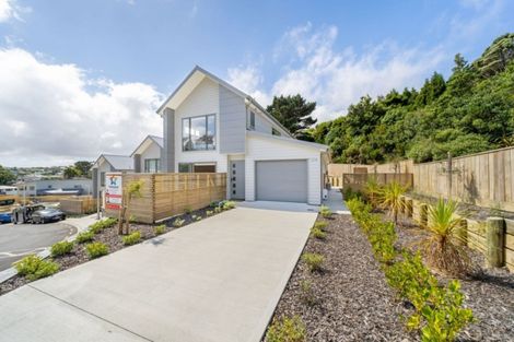 Photo of property in 2 Brindle Way, Newlands, Wellington, 6037