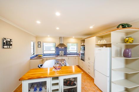 Photo of property in 16 Sycamore Crescent, Fitzherbert, Palmerston North, 4410