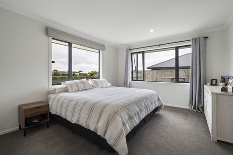 Photo of property in 21 Sardinia Grove, Fitzherbert, Palmerston North, 4410