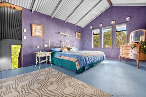 Photo of property in 100 Seaview Road, Piha, New Lynn, 0772