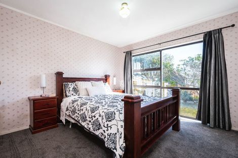 Photo of property in 11b Warrington Grove, Newlands, Wellington, 6037