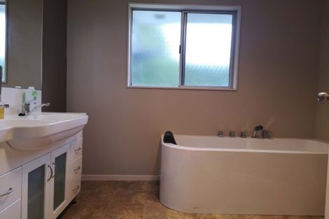 Photo of property in 24 Oakmont Place, Wattle Downs, Auckland, 2103