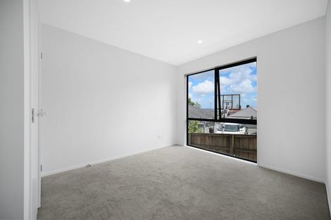 Photo of property in 5/233 Great North Road, Henderson, Auckland, 0612