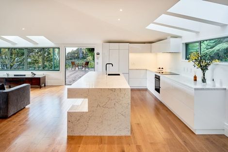 Photo of property in 21 Dillon Street, Lowry Bay, Lower Hutt, 5013