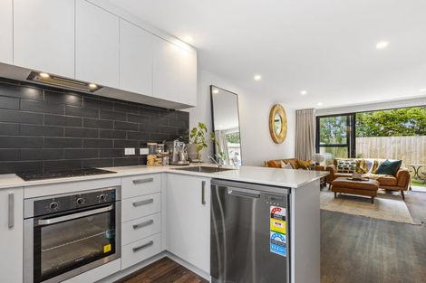 Photo of property in 18 Tokai Place, Glen Eden, 0602