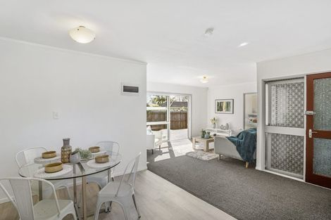 Photo of property in 1/1 Golf Road, New Lynn, Auckland, 0600