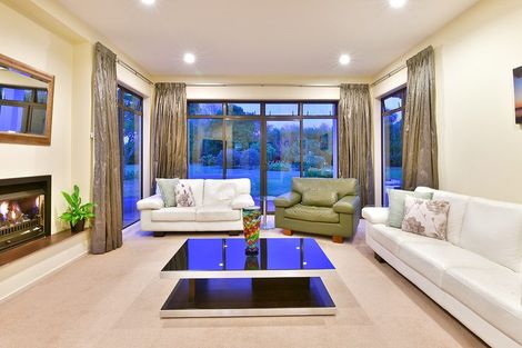 Photo of property in 15 Koraha Road, Kumeu, 0892