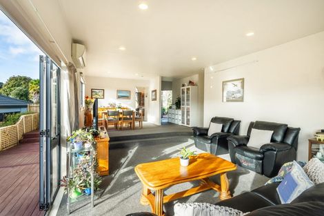 Photo of property in 12 Tyrico Close, Unsworth Heights, Auckland, 0632