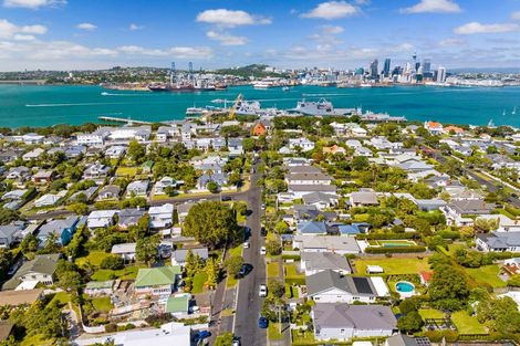 Photo of property in 19 William Bond Street, Stanley Point, Auckland, 0624