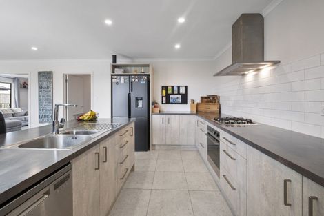 Photo of property in 21 Sardinia Grove, Fitzherbert, Palmerston North, 4410