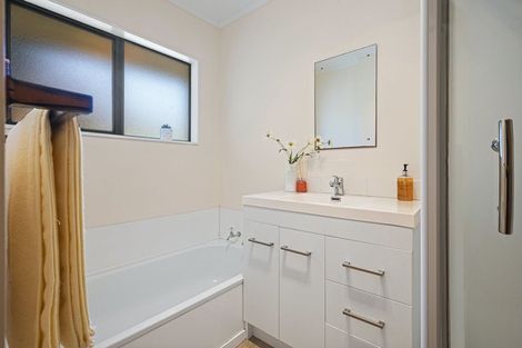 Photo of property in 1/23 Glenshee Place, Highland Park, Auckland, 2010