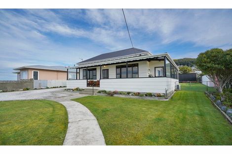 Photo of property in 220 Marine Parade, Bluff, 9814