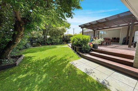 Photo of property in 35 Pinehurst Crescent, Russley, Christchurch, 8042