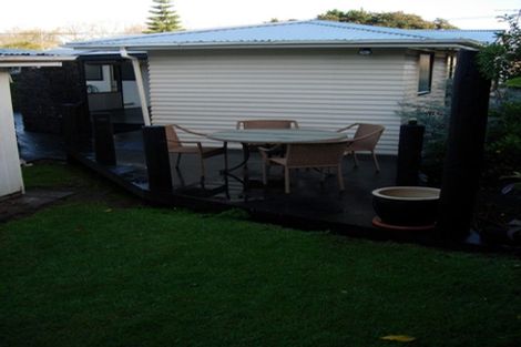 Photo of property in 18 Sullivan Avenue, Mangere Bridge, Auckland, 2022