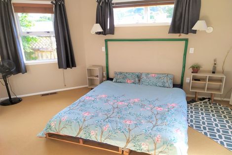 Photo of property in 5 Kendal Place, Merrilands, New Plymouth, 4312