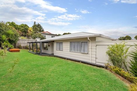 Photo of property in 2/11 Longreach Drive, Sunnyvale, Auckland, 0612