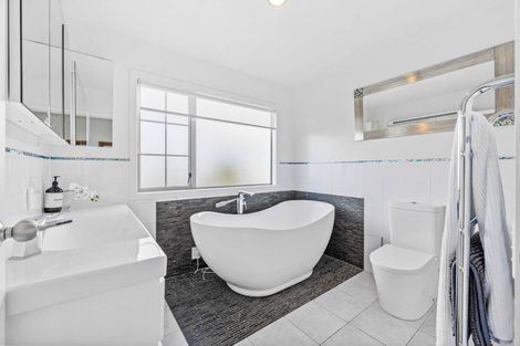 Photo of property in 52 Rising Parade, Fairview Heights, Auckland, 0632