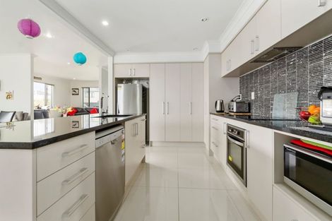 Photo of property in 31 Kirikiri Drive, Papakura, 2110