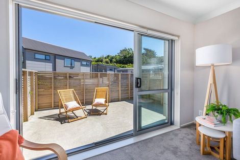 Photo of property in 6 Brindle Way, Newlands, Wellington, 6037