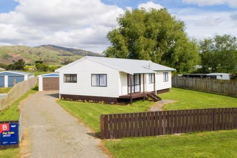 Photo of property in 36 Kowhai Street, Tokomaru, Palmerston North, 4474