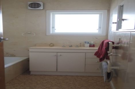 Photo of property in 70 Northland Road, Northland, Wellington, 6012