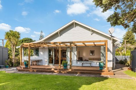 Photo of property in 137 Wellington Road, Paekakariki, 5034