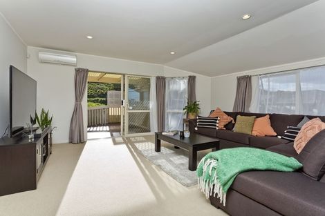 Photo of property in 2/12 Mossop Rise, Glenfield, Auckland, 0629